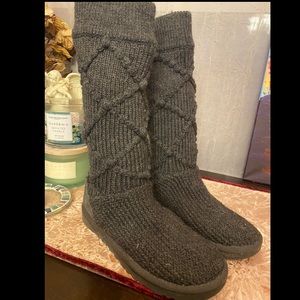 WOMENS KNITTED UGGS SZ 7